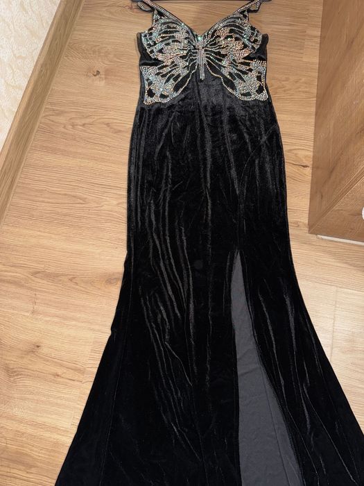 Черна велурена рокля