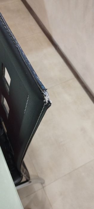 Продавам стъклена маса с четири стола