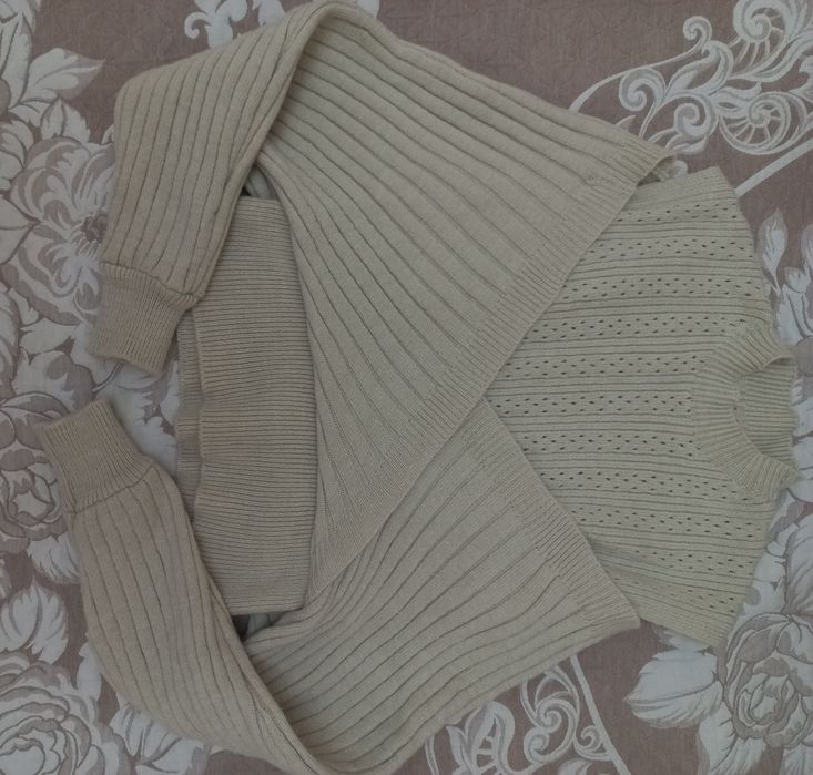 Необычная кофта с открытыми плечами