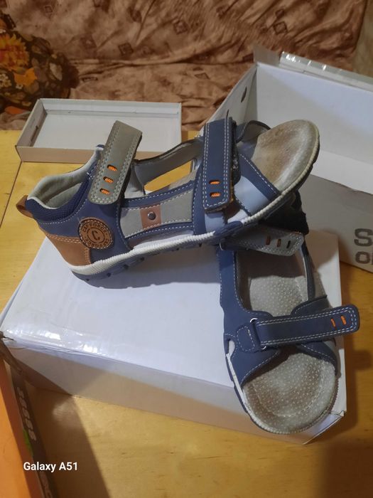 Здравей те продавам детски сандали ,крокита,и джапанки