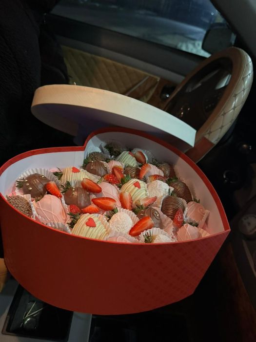 Букет бокс клубника в шоколаде цветы