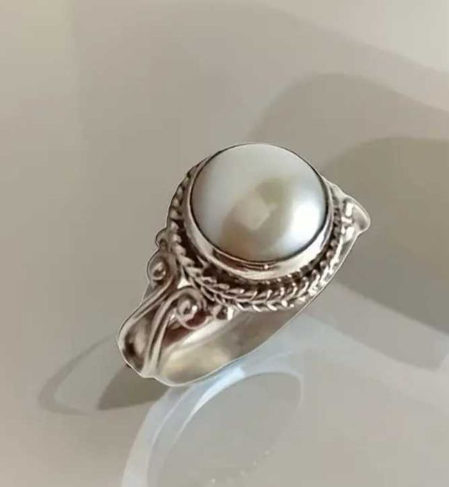 Красив пръстен с лунен камък във Викториански стил