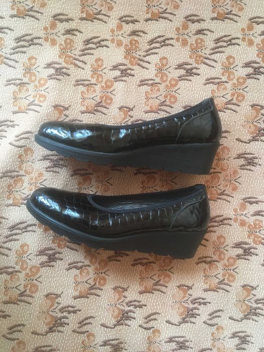 Дамски лачени обувки