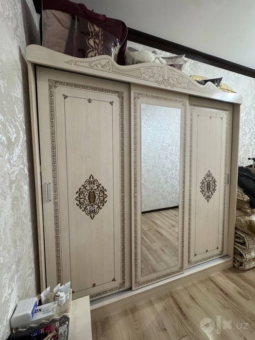 Шкаф, тумбалари, прихожка