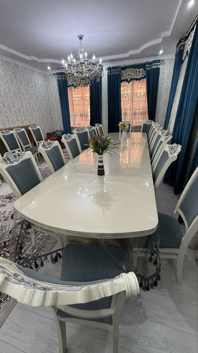 Стол и стулья из дерева