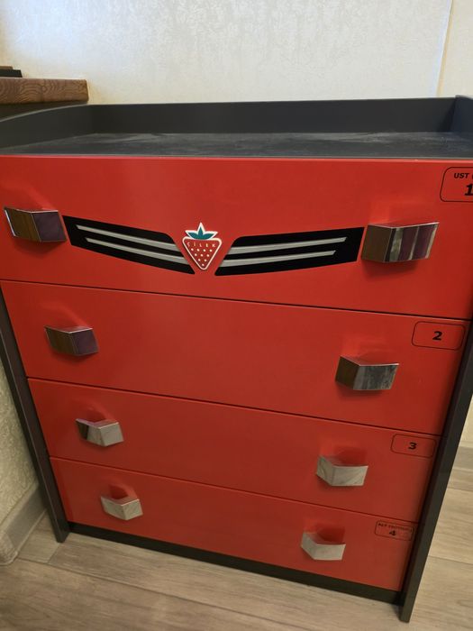 Детский стол компьютерный и комод