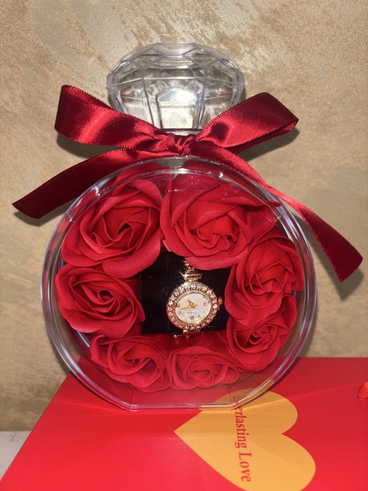 Cadou Valentine’s Day – Cutie în formă de parfum cu trandafiri & ceas