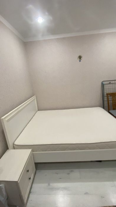 Продам кровать с матрасом и  2 тумбами!