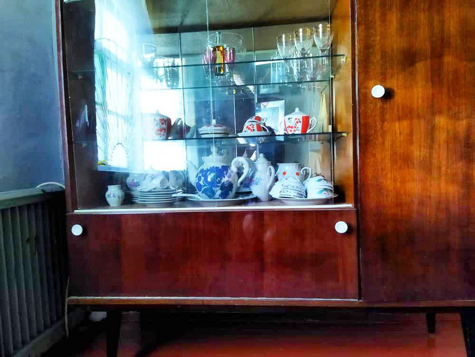 Сервант из красного полированного дерева