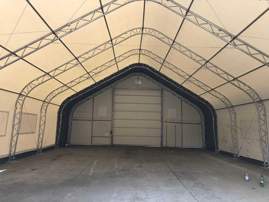 Cort industrial cu pereții înalte pentru depozitare