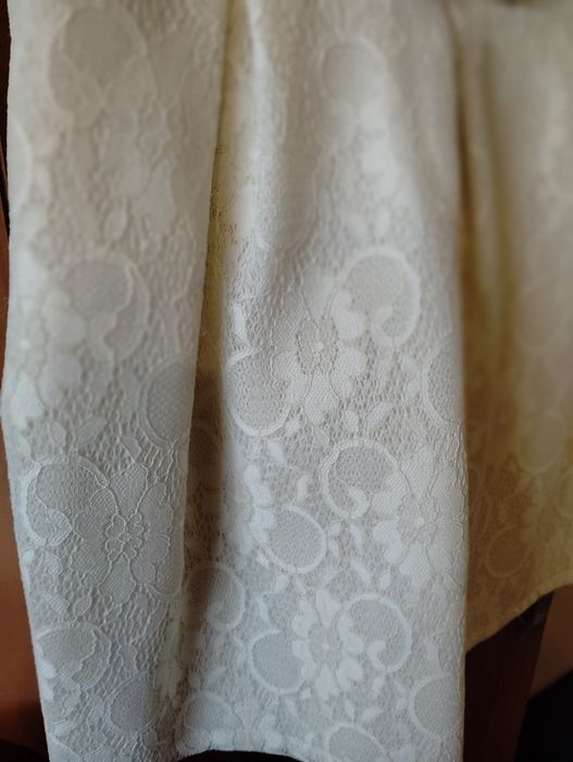 Бяла детска рокля.