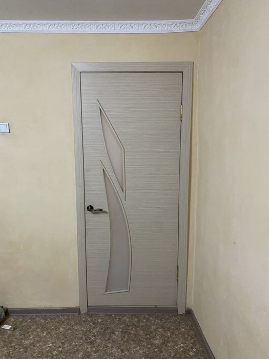 продам двери,кровать,люстру,шкаф