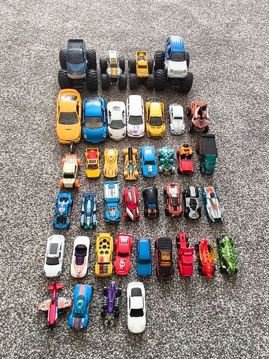 Hot Wheels лот: 2 писти (Cobra + Vertical Launch) + 40+ колички и Monster Trucks