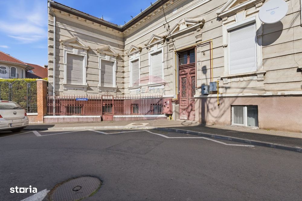 Apartament cu 4 camere 113  mp utili la curte Piata Catedralei,Arad