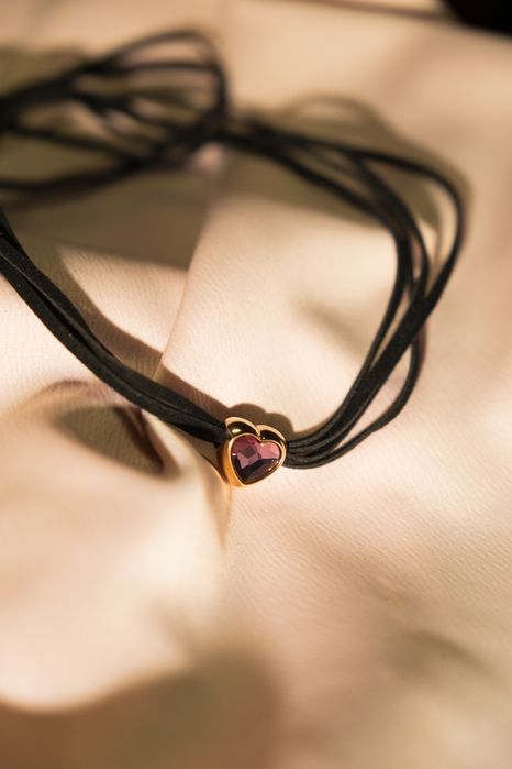 Колиета и обеци във формата на сърце.