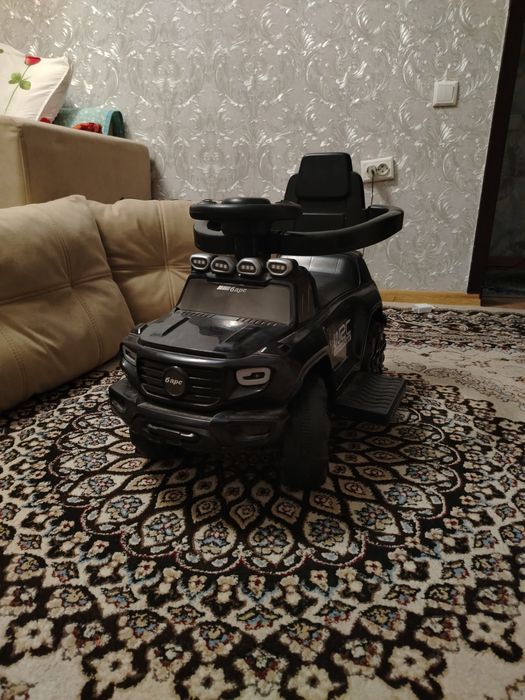 Продам детскую машинку с подстветкой