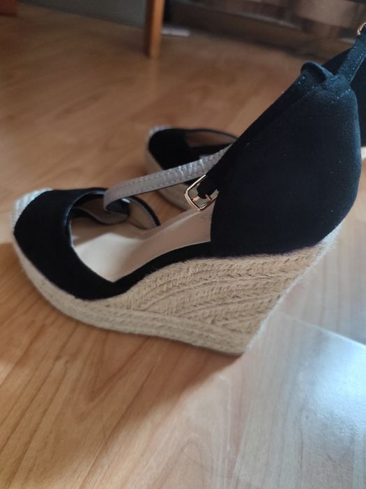 Vând pantofi cu platforma