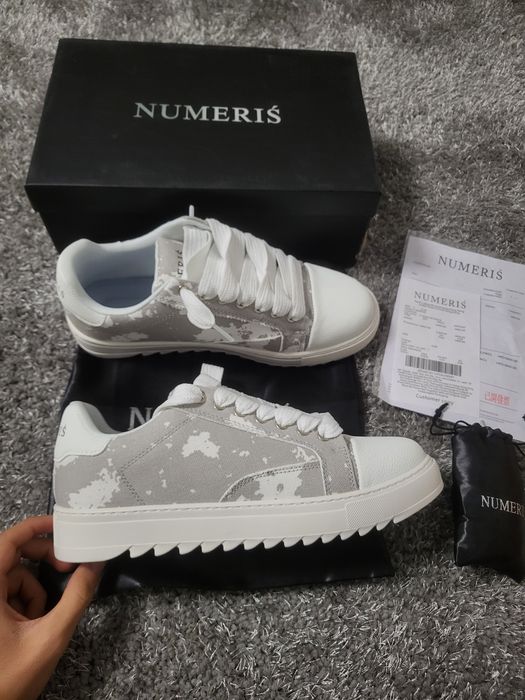 Numeris grey and white