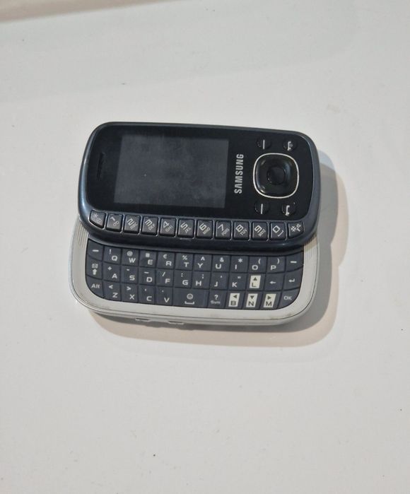 Telefon cu tastatura laterala fara capacul de la baterie