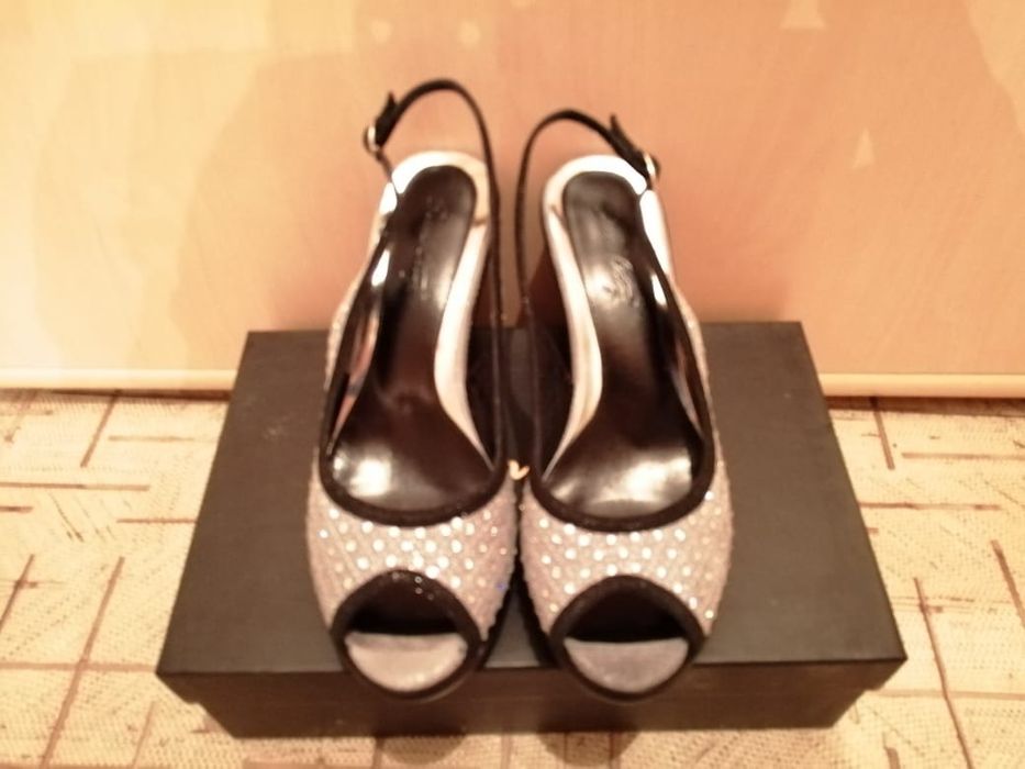 Босоножки нарядные