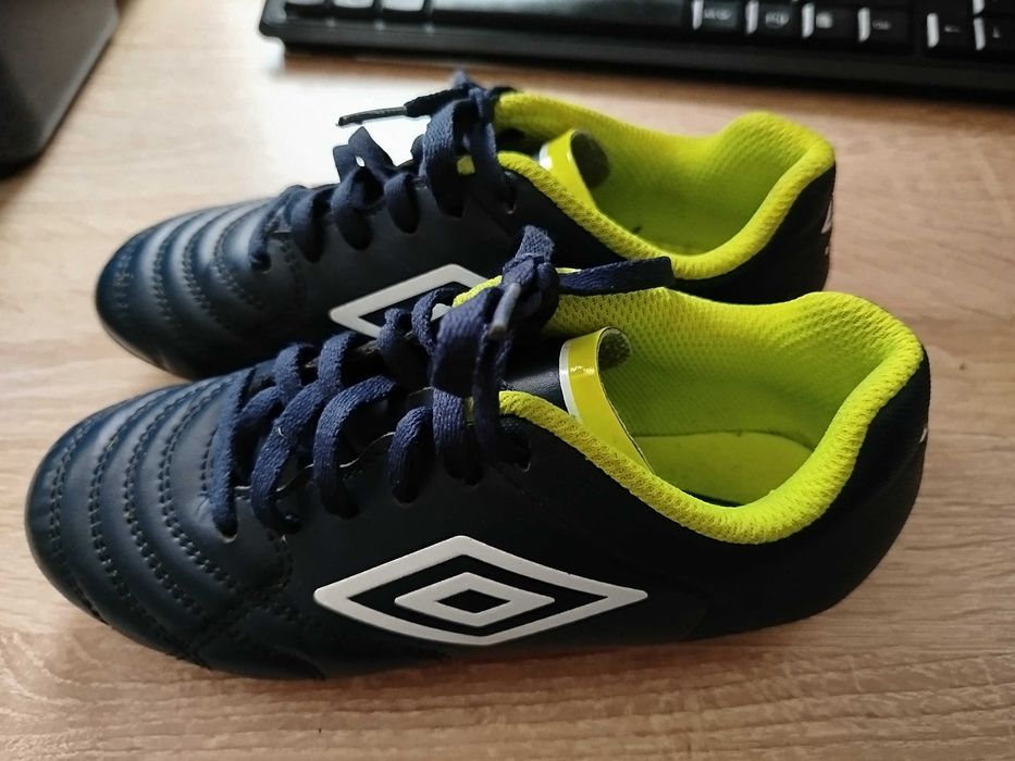 Футболни бутонки Umbro.