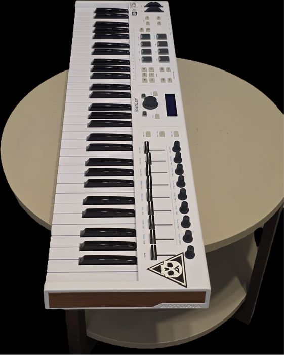 Arturia KeyLab Essential 61 MIDI controller + pedala sustain