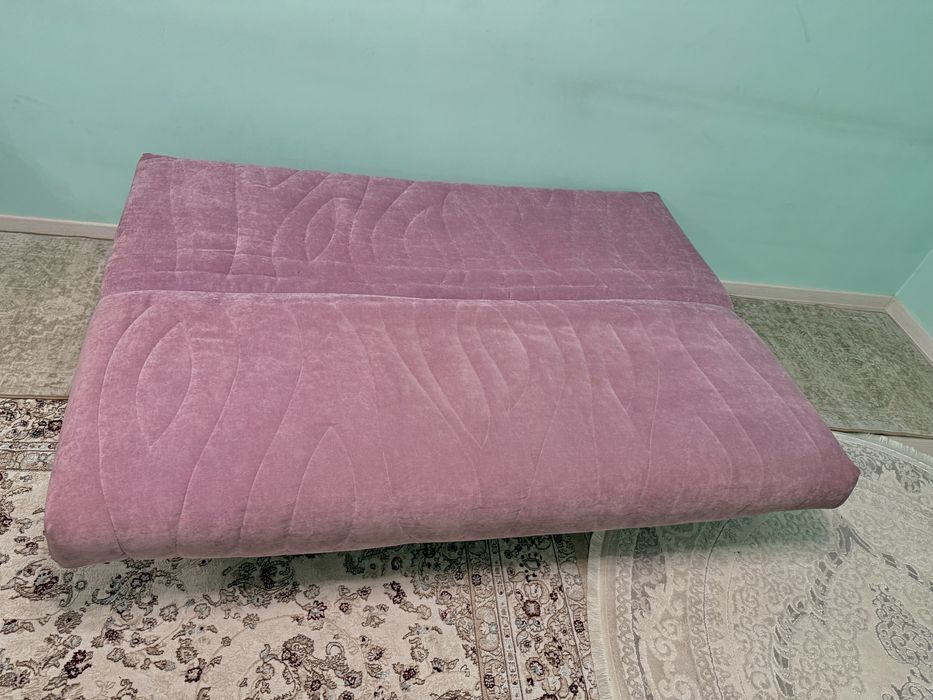 Срочно продам диван в хорошем состоянии