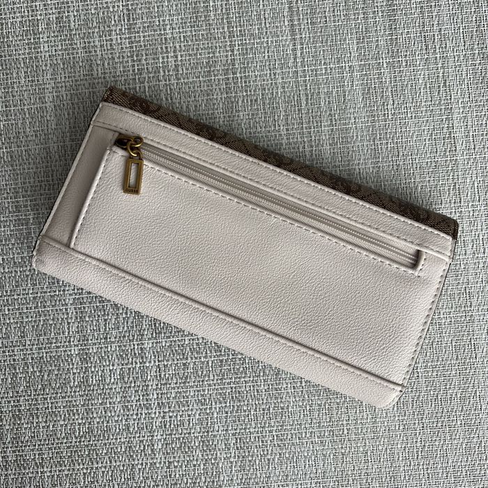 Дамско портмоне GUESS в отлично състояние, отигинално