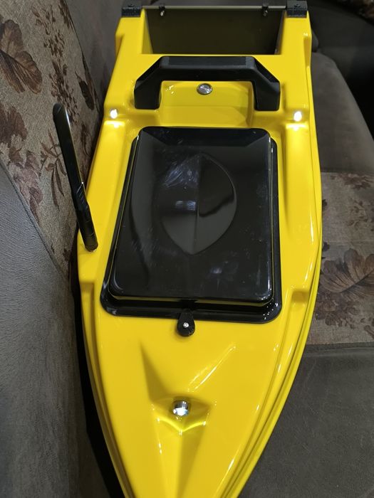 Бърза лодка за захранка с 99точков гпс и дълбокомер