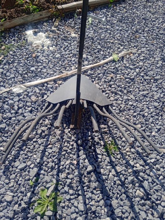 Продавам инвентар за фреза.