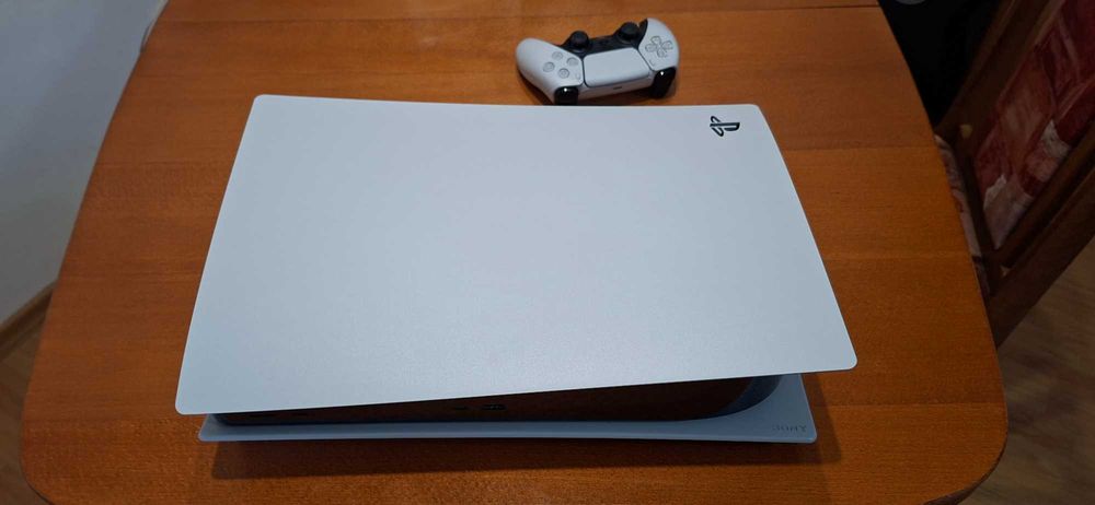 PS5 Disc Edition + игри + DualSense controller | Отлично състояние