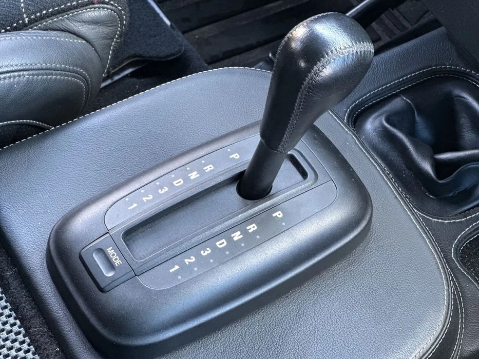 Land Rover Defender 2.4 TD 110 SW S Car 2009