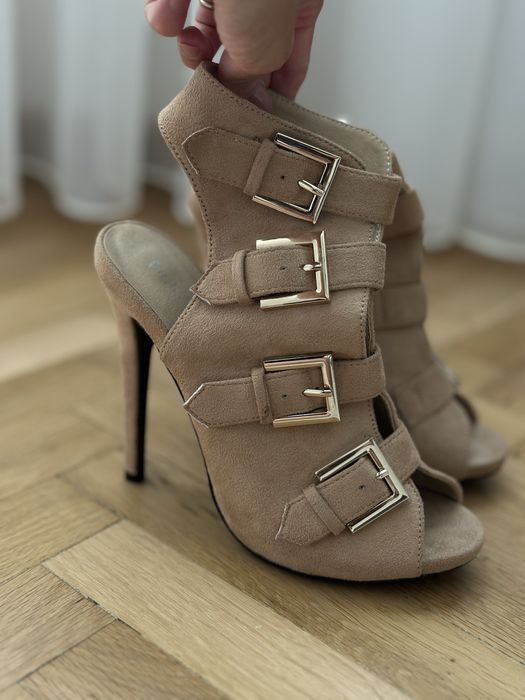 Обувки с ток. Бежови. Нови