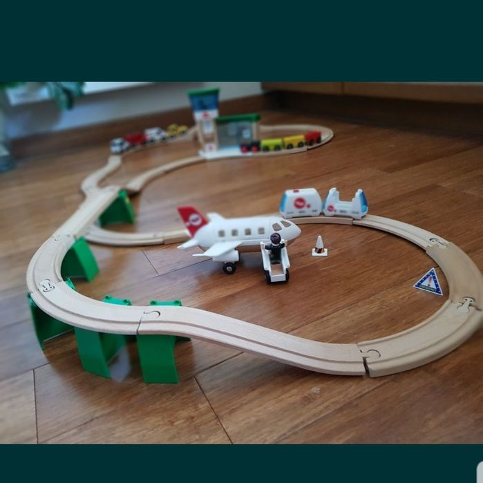 3 комплекта: дървени релси, самолет, летище и др.