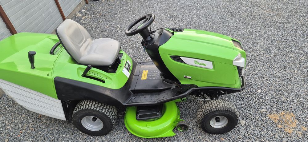 Tractoras tuns iarba&gazon