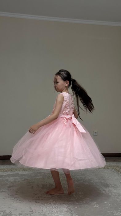 Розовое пышное платье