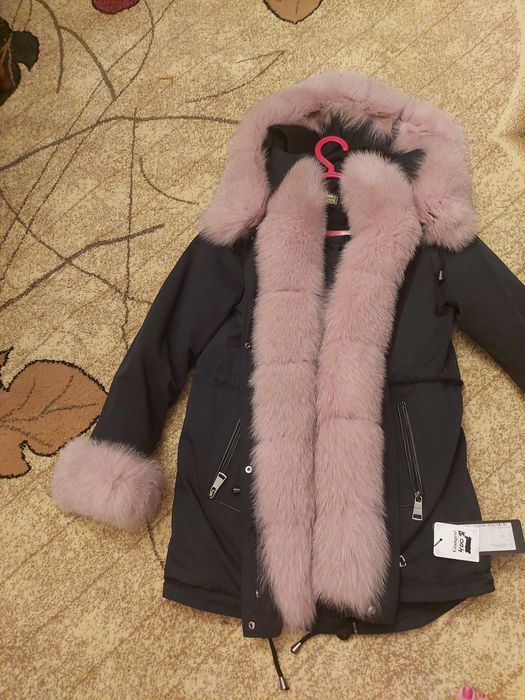 Продаю парку женскую.