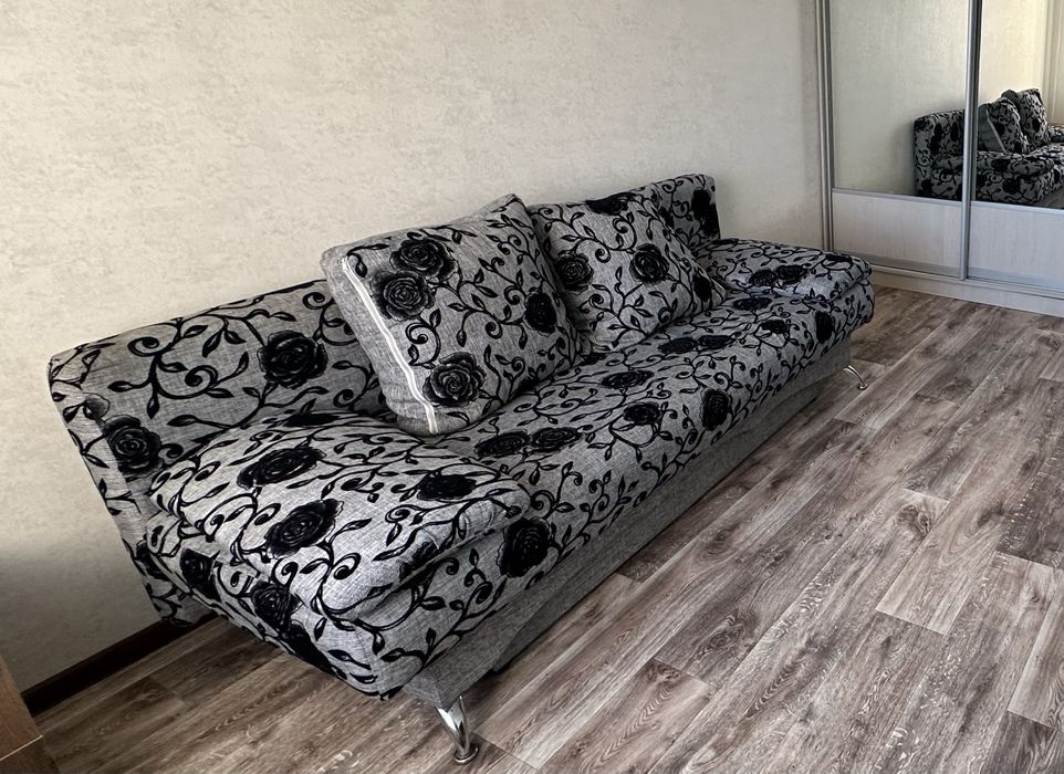 Диван раскладной. Почти новый.