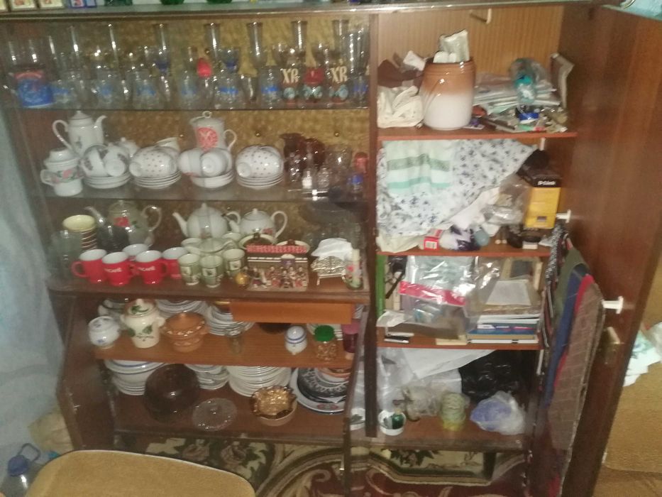 Сервант немецкий..Возможно с посудой.