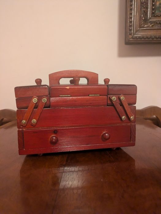 Trusă de cusut din lemn