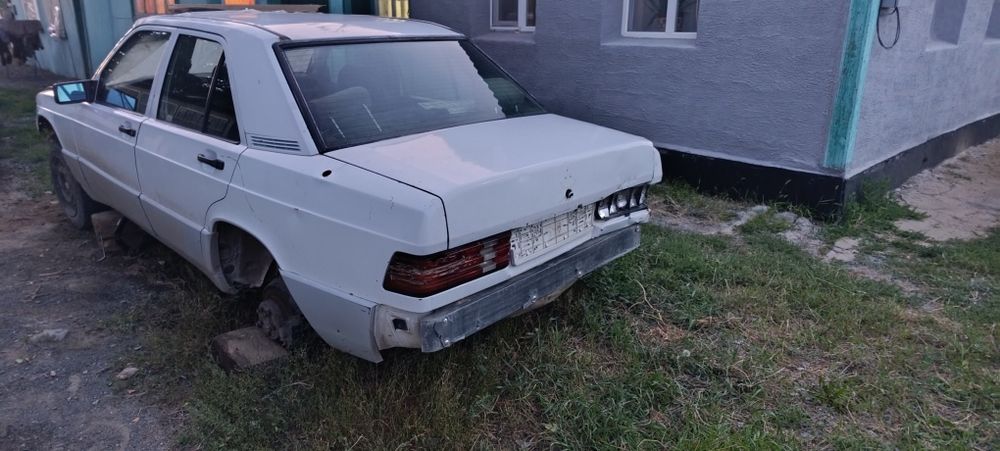 Мерс 190 не на ходу, целиком
