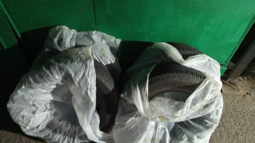 Продам комплект резины.