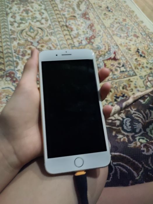 Продам айфон 7+ .