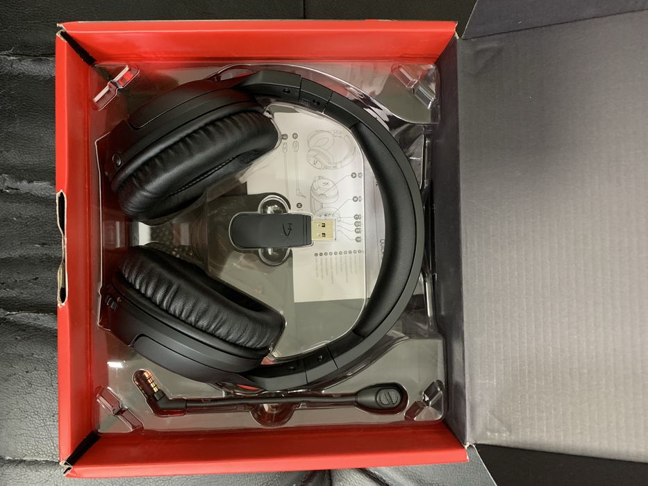 HyperX Cloud Flight Wireless новые игровые наушники.