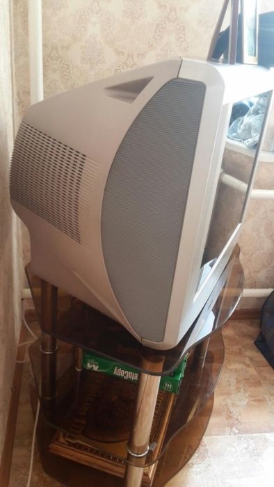 Срочно продам телевизор с подставкой