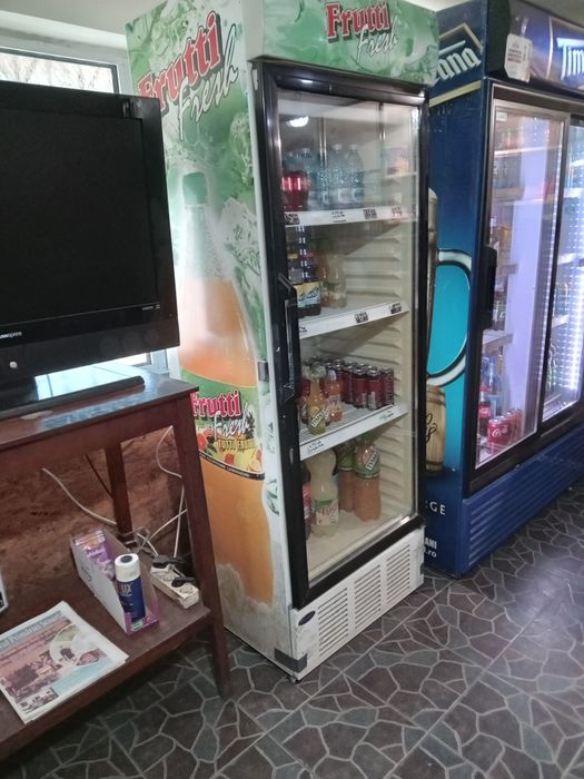 De vanzare vitrina pentru sucuri