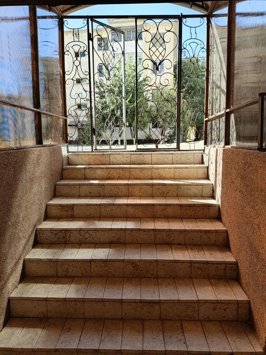 Полуподвал сотилади 100кв