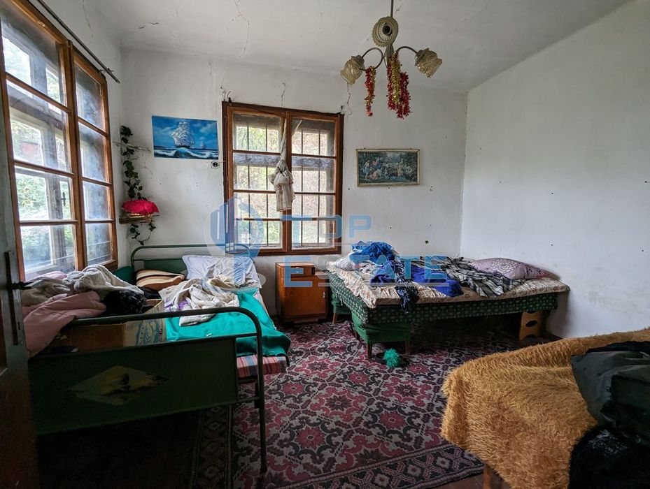 Къща с гараж в село Сенник