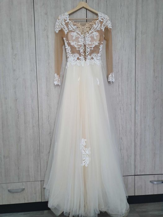 Rochie de mireasa,  voal si crinolina.