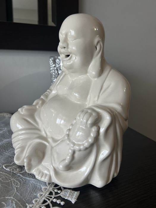 Порцеланова статуетка на Буда